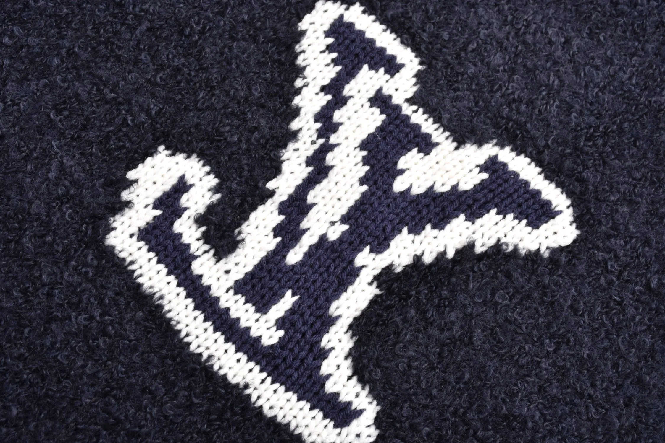 🅿️500 1v 22FW Mirror Logo Intarsia Sweater (Night Blue) Originally purchased for RMB 10,300, it is custom-woven and dyed 60% sheep wool night blue and black wool loop yarn. The loop yarn is black in night blue and has high ductility and good elasticity. It is different from the non-elastic version on the market. The special washing process is very crisp. It is soft and skin-friendly, with 3-needle knitting technology. The thickness of each stitch of the intarsia on the clothing logo is the same as the original. The logo on the back is a mirror intarsia. The upper body is skin-friendly and versatile. It is an autumn and winter item that can be worn in front of others. It is a powerful autumn and winter item. Size:S-M-L